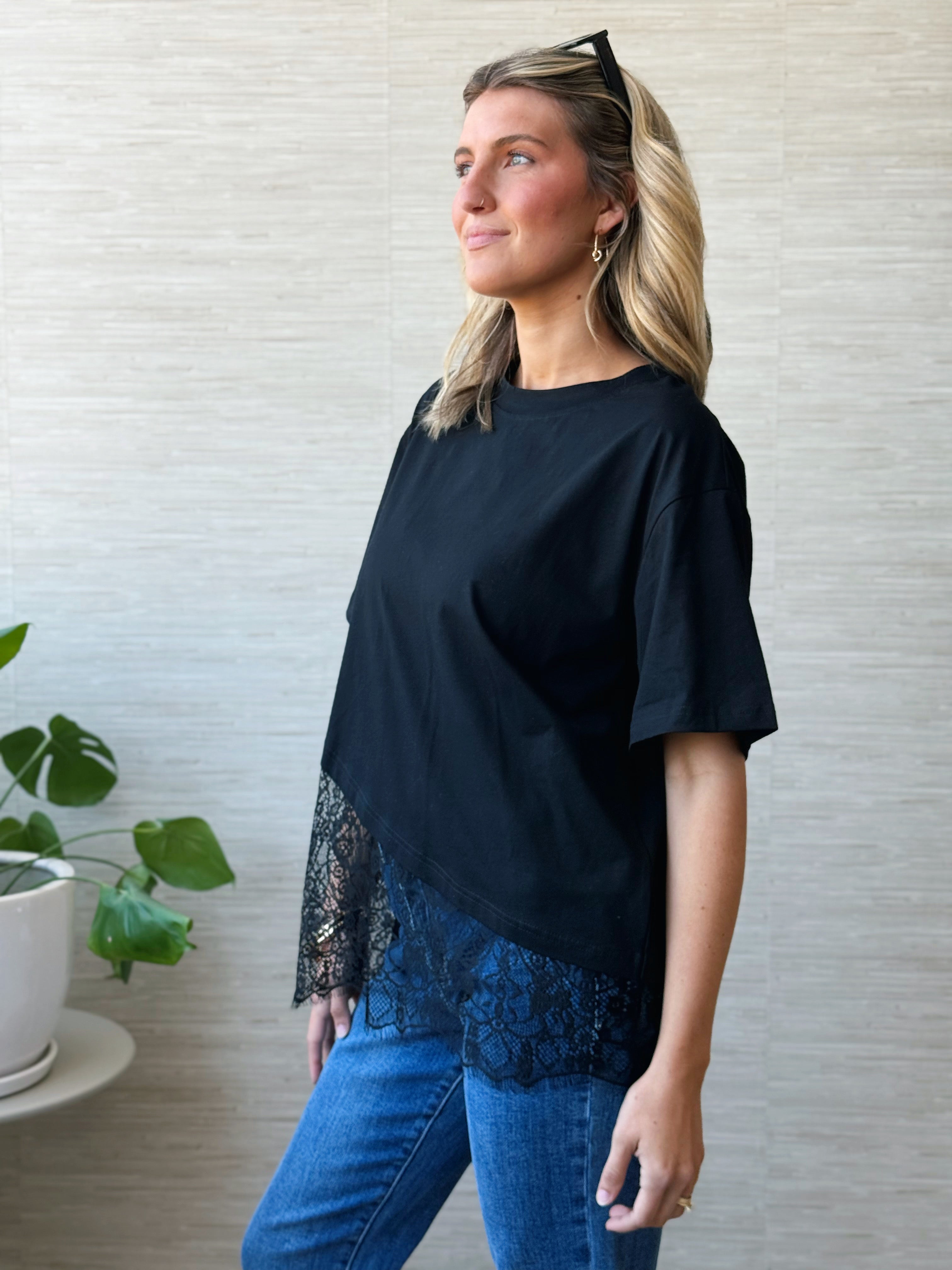 Asymmetrical Lace Hem Tee - BLACK - willows clothing S/S SHIRT