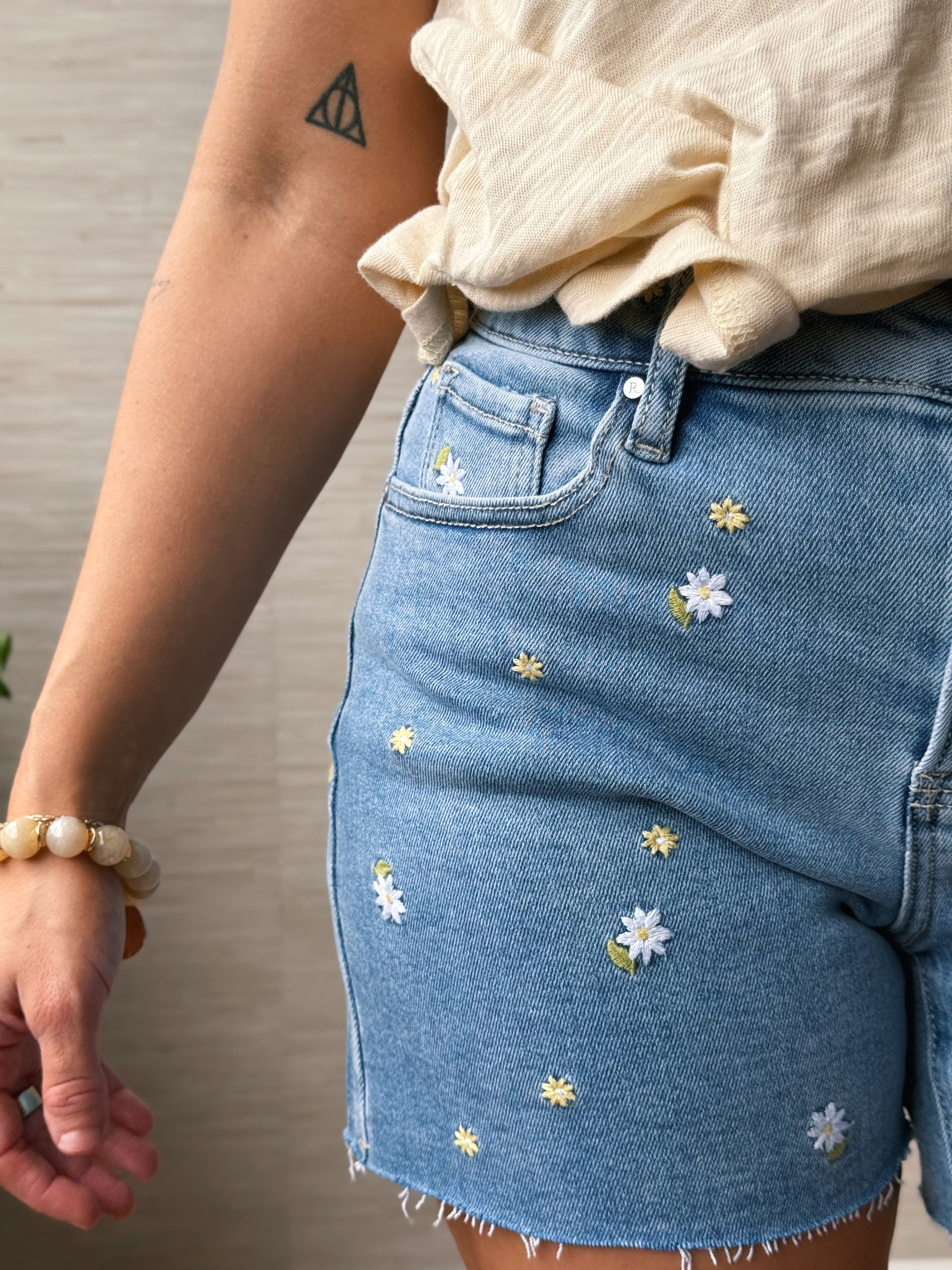 [RISEN] Daisy Denim Shorts - MEDIUM - willows clothing SHORTS