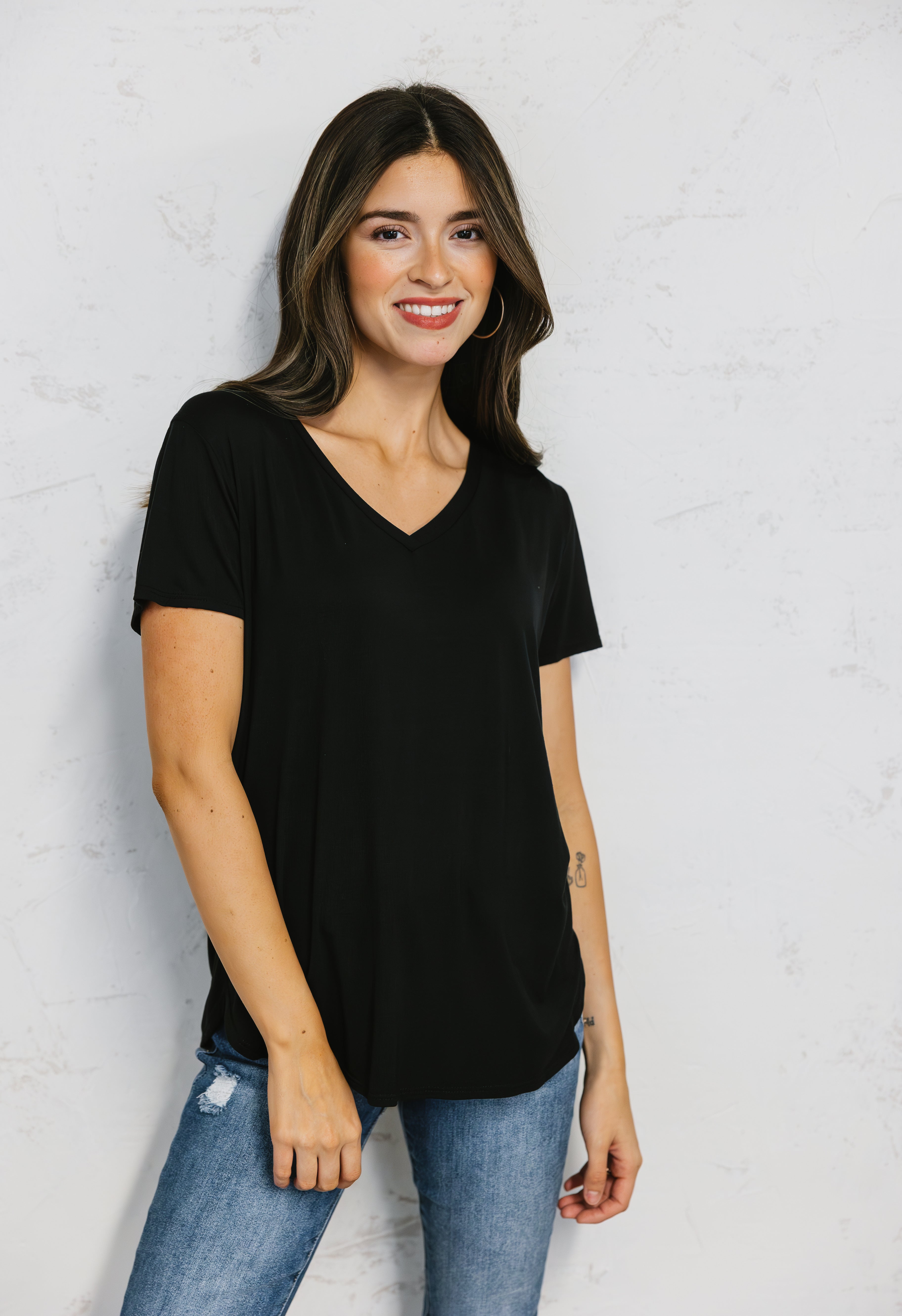 Short V-Neck Basic T-Shirt - BLACK - willows clothing S/S Shirt