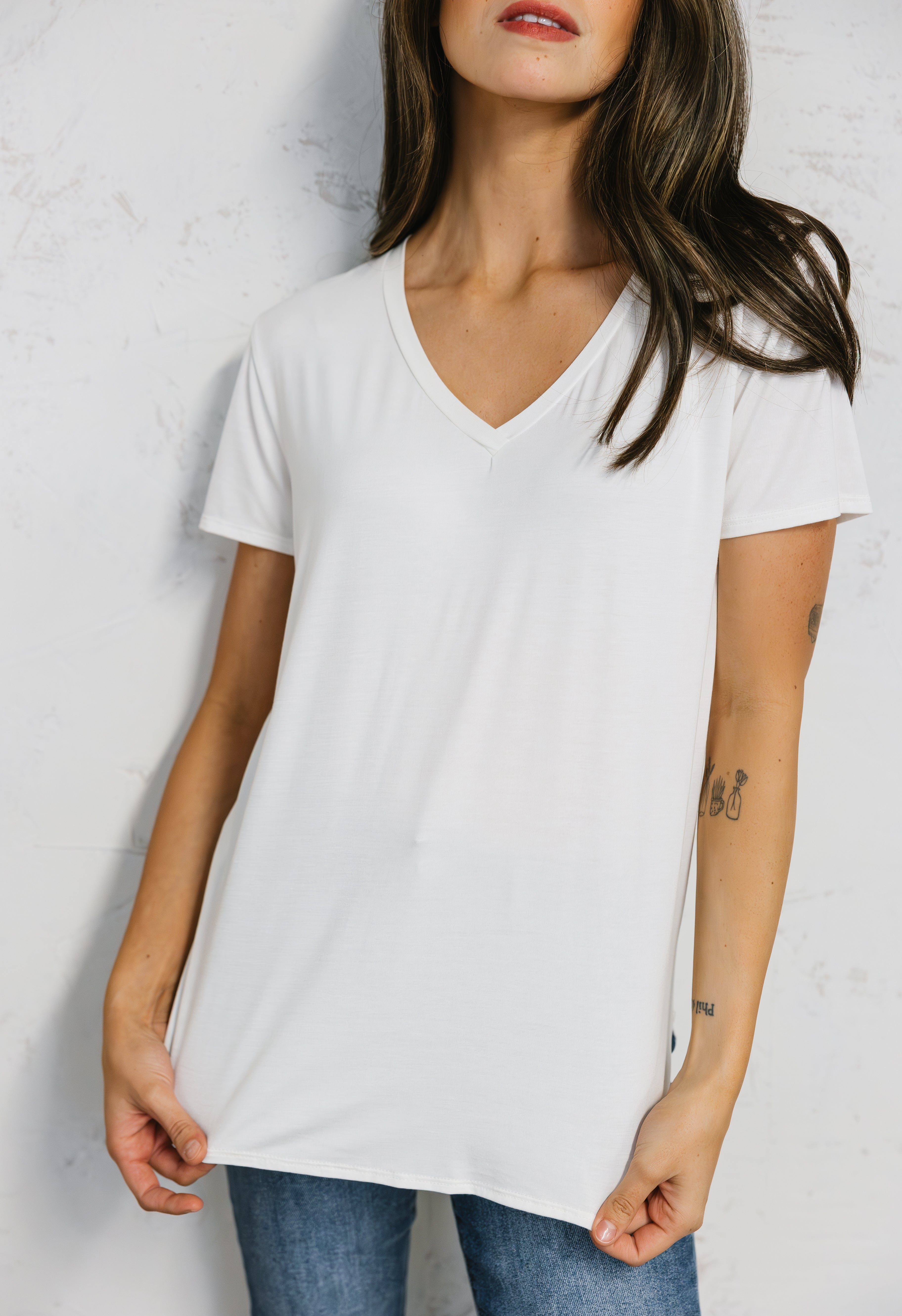 Short V-Neck Basic T-Shirt - IVORY - willows clothing S/S Shirt